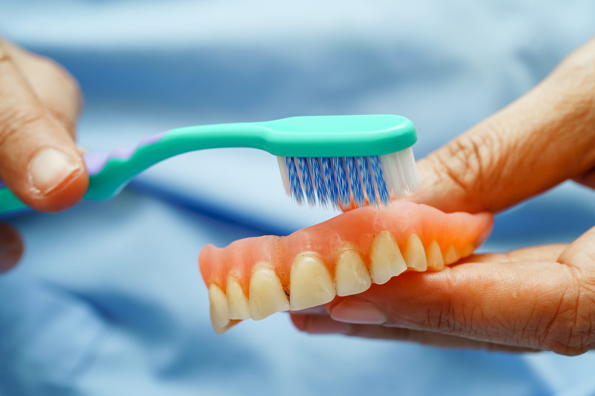 Cómo cuidar la dentadura postiza: limpieza, fijación y almohadillas